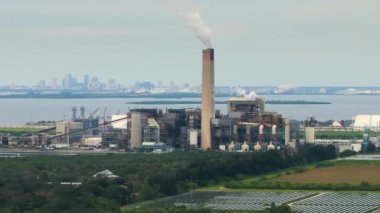 Tampa, Florida yakınlarındaki Apollo Sahili 'ndeki Big Bend Enerji İstasyonu' nun hava görüntüsü. Büyük kömürle çalışan elektrik santrali. Enerji üretimi için fosil yakıt kullanımı.