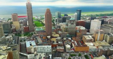 Ohio, ABD 'deki Cleveland City şehir merkezinin hava görüntüsü. Modern Amerikan şehir merkezindeki yüksek gökdelen binaları