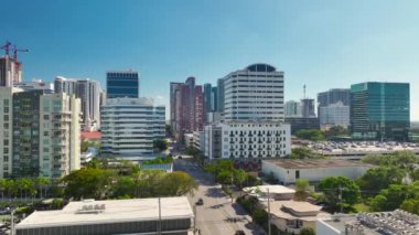 Fort Lauderdale 'in şehir merkezindeki Florida, ABD' nin hava manzarası. Modern Amerikan şehrindeki yüksek ticari ve meskun gökdelen binaları
