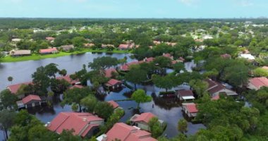 Sarasota, Florida 'daki yerleşim bölgesinde Debby Kasırgası' ndan sel basmış. ABD 'nin güneyindeki doğal afet sonrası.
