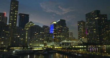 Miami Brickell, Florida, ABD 'de. Amerikan şehir merkezi ofis bölgesi. Modern ABD megapolis 'teki yüksek ticari ve meskun gökdelen binaları