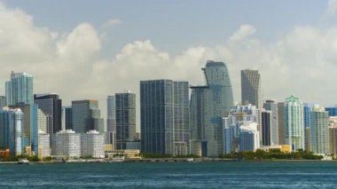 Miami Brickell, Florida, ABD. Amerikan şehir merkezi ofis bölgesinin zaman aşımı. Modern ABD megapolis 'teki yüksek ticari ve meskun gökdelen binaları