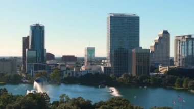 Orlando, Florida. Eola Gölü Parkı ve yüksek binaları olan Amerikan şehir mimarisi. Florida 'da gayrimenkul geliştirme. ABD seyahat hedefi.