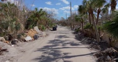 Milton Kasırgası 'ndan sonra Florida' daki Manasota Key Yolu 'nda enkaz yığınları var. Fırtınadan sonra hasar gören evlerin çöpleri. Doğal afetin sonuçları.