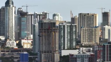 Miami kentsel bölgesinde gayrimenkul geliştirme. Yüksek konutlu inşaat alanındaki vinçler kaldırılıyor.
