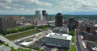 Şehir merkezindeki Rochester New York şehir mimarisi. New York 'un taşrasında çağdaş ve tarihi binalar bulunan panoramik iş bölgesi manzarası