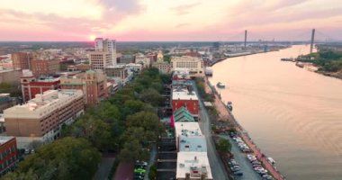 Savannah, Georgia 'da. Eski tarihi River Caddesi mimarisi. Gün batımında aydınlık sokakların yukarıdan görünüşü. ABD turizm merkezi