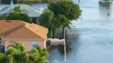 Florida 'nın banliyölerinde tropik yağmur fırtınası yerleşim yerlerini sular altında bıraktı. Kasırga Sonrası.