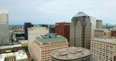 ABD 'nin Ohio eyaletindeki Cleveland şehrinin şehir merkezi manzarası. Modern Amerikan megapolis 'inde yüksek gökdelen binaları olan gökyüzü çizgisi