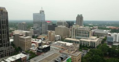 Kuzey Carolina eyaletinin Raleigh ilçesinin şehir merkezi manzarası. Modern Amerikan şehrinde yüksek gökdelen binaları olan gökyüzü çizgisi