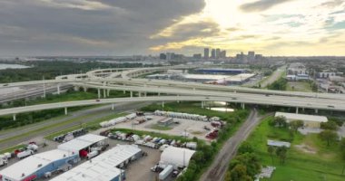 ABD ulaşım altyapısının üstünden bak. Tampa, Florida 'da hızlı araba ve kamyonlarla Amerikan otoyolu kesişiyor..