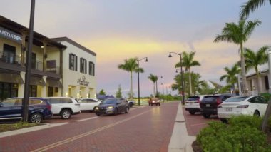 Arabaları Venice, Florida 'da yavaş giden Wellen Park şehir merkezinde. Akşam şehir merkezinde küçük bir kasaba.