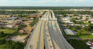 Tampa, Florida 'da çok şeritli otoyol kavşağında hızlı sürüş yapan arabalar var. ABD ulaştırma altyapısının üstü