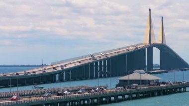 Florida 'daki Tampa Körfezi üzerindeki Sunshine Skyway Köprüsü' ndeki balıkçı iskelesinin havadan görüntüsü. Ulaşım altyapısı kavramı.
