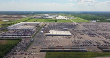 Otomotiv endüstrisi. Üretim fabrikası deposuna yeni araba ithal veya ihracatı. Lojistik sektörü otoparkında satılık araçlar