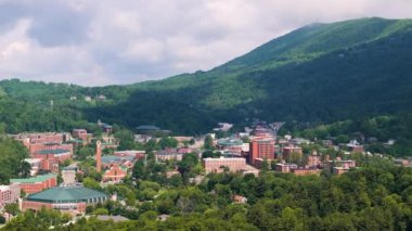 Boone, Kuzey Carolina. Appalachian dağlarındaki tarihi Amerikan şehir mimarisi. Watauga County, ABD 'deki eski şehir. Yukarıdan sokaklar ve tarihi binalar.