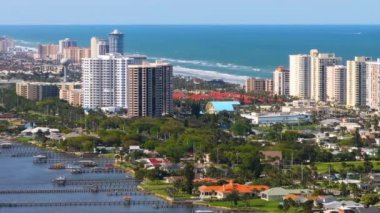 Daytona Sahili, Florida. ABD 'nin güneyinde Atlantik Okyanusu kıyısında özel evleri ve yüksek otel binaları olan liman manzaralı bir yer..