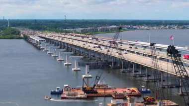 Otoyol köprüsünde inşaat halindeki trafik arabalarını sürmek. Amerikan karayolu üzerinde trafik altyapısı inşa ediliyor