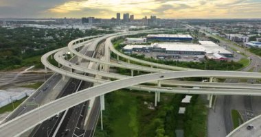Amerikan şehir bölgesinde büyük bir otoyol kavşağı. Araç trafiğinin ekspres geçişi için üst kavşak şeritleri yığıldı