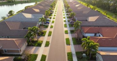 ABD 'de birinci sınıf konut geliştirme. Güneybatı Florida 'da yeşil palmiye ağaçları arasında pahalı evler..