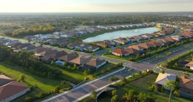 Güneybatı Florida 'da pahalı evleri olan zengin bir mahalle. Varlıklı banliyö bölgesi.