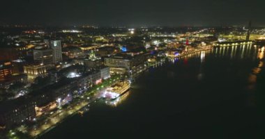 River sokağı ve Savannah nehir teknesi Georgia 'daki tarihi Savannah şehrinde. Güney Amerika 'nın gece manzarası