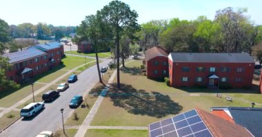 Savannah, Georgia 'daki binaların güneş çatıları. ABD 'nin küçük bir kasabasında temiz ekolojik elektrik enerjisi üretmek için fotovoltaik paneller. Özerk yapı kavramı.