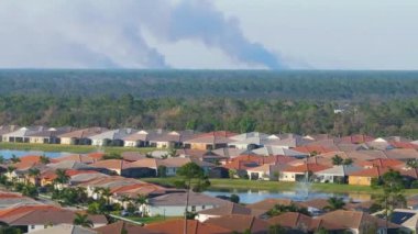 Florida 'nın banliyö bölgesinde çıkan ve havayı kirleten reçeteli orman yangınından çıkan zehirli duman..