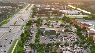 Alışveriş merkezlerinde trafik yoğunluğu ve Florida, North Port 'taki küçük işletmelerde. ABD ulaştırma ve perakende altyapı kavramı