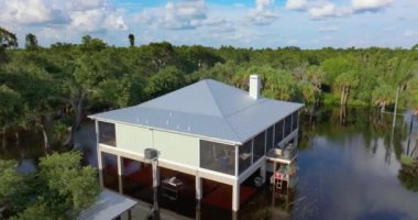 Debby Kasırgası yüzünden Florida 'da sel baskını. Sarasota 'da sel sularıyla çevrili yerleşim yerlerindeki banliyö evleri. Doğal afetten sonra