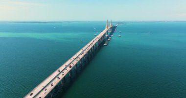 Florida 'daki Tampa Körfezi üzerinde Sunshine Skyway Köprüsü' nde trafik arabaları olan bir otoyol. ABD 'de ulaşım altyapısı.