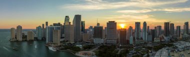 Miami Brickell 'in şehir merkezinin hava görüntüsü, Florida, ABD gün batımında. Modern Amerikan megapolis 'indeki yüksek ticari ve meskun gökdelen binaları.
