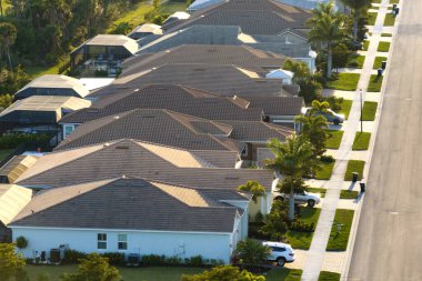 Florida 'nın güneybatısındaki küçük bir kasabadaki pahalı konutların hava manzarası. Amerikan banliyölerinde emlak gelişimine örnek olarak Amerikan rüya evleri.