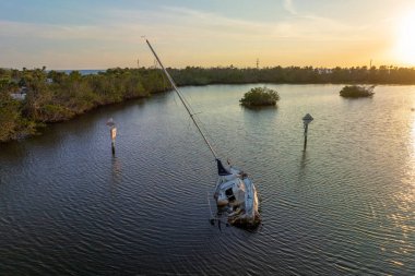 Manasota, Florida 'daki kasırga sonrası sığ körfez sularındaki batık yelkenlinin hava görüntüsü..