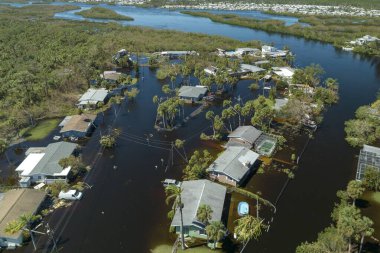 Doğal afet sonrası. Florida yerleşim bölgesinde Ian kasırgası ile sel basmış evler..