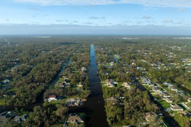 Doğal afet sonrası. Florida yerleşim bölgesinde kasırga yağışı ile sel basmış evler.