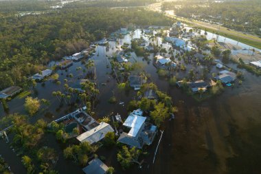 Doğal afet sonrası. Kasırga yağış sularıyla çevrili Florida yerleşim bölgesindeki evler.