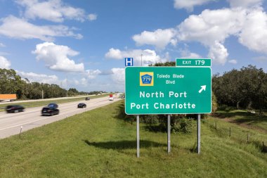 Florida 'daki American çevre yolu çıkışı tabelası. I-75 karayolu kavşağı Kuzey Limanı ve Charlotte Limanı yönünde..