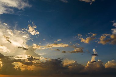 Güzel günbatımı gökyüzü manzarası. Ufukta parlak turuncu ve sarı bulutlar.
