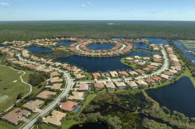 Doğal afetin sonuçları. Florida yerleşim bölgesindeki Ian kasırgasından sonra evlerin etrafını su basmış..