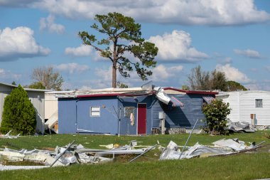 Doğal afetin sonuçları. Florida gezici ev bölgesinde kasırga sonrası ciddi hasar gören evler.
