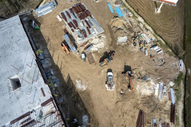 Amerikan banliyölerinde inşaat malzemeleri olan bir inşaat alanı. Konutların büyük gelişim alanının havadan görünüşü. ABD 'de emlak piyasası.