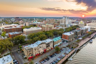 Savannah, Georgia 'daki Famous River Caddesi. Eski tarihi şehrin kentsel manzarası. Gün batımında ABD şehir manzarası.