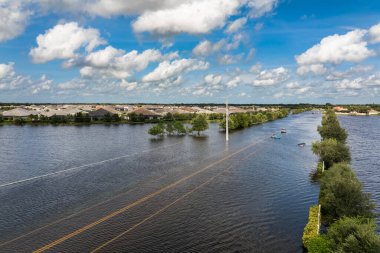 Debby Kasırgası 'ndan sonra Florida caddesini su basmış. Etrafı suyla çevrili. Doğal afetin sonuçları..