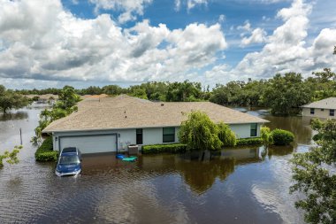 Sarasota, Florida 'daki Laurel Meadows bölgesinde Debby Kasırgası' ndan kalma yağmur suyu evleri ve sualtı arabalarıyla dolu bir yerleşim yeri. Güney Amerika 'daki doğal afet sonrası.
