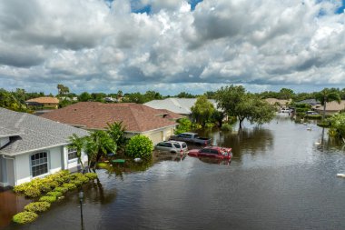 Florida 'da sel, tropikal fırtınadan kaynaklanıyor. Sel sularıyla çevrili yerleşim yerlerindeki banliyö evleri. Doğal afetten sonra.
