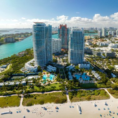 Florida tatil beldesi. Güney Sahili mimarisi. Yüksek lüks otelleri ve apartmanları olan Miami Beach City. Güney Florida, ABD 'deki turizm altyapısı.