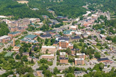 Tarihi Amerikan kasabası Boone North Carolina Appalachian dağları. Watauga County, ABD 'deki eski şehir mimarisi. Yukarıdan sokaklar ve tarihi binalar.