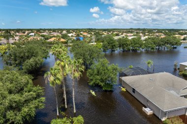 Debby Kasırgası, Sarasota, Florida 'da sokağı sular altında bıraktı. Yerleşim bölgelerindeki kırsal evler arasındaki sel sularında kano kullanan kurbanlar.