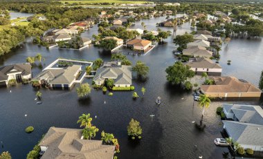 Debby kasırgası, Florida 'nın Sarasota kentindeki banliyö yerleşim yerlerini sular altında bıraktı. Doğal afetten sonra.